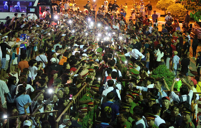 Bình Phước vỡ sân khi Công Phượng, Xuân Trường đến thi đấu